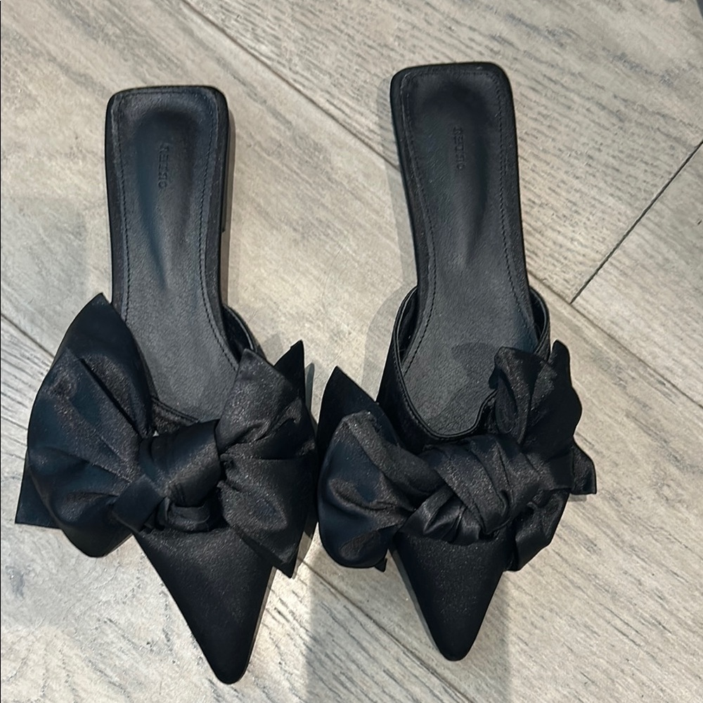 Elegant Black Mules with Bow and Pointed Toe
